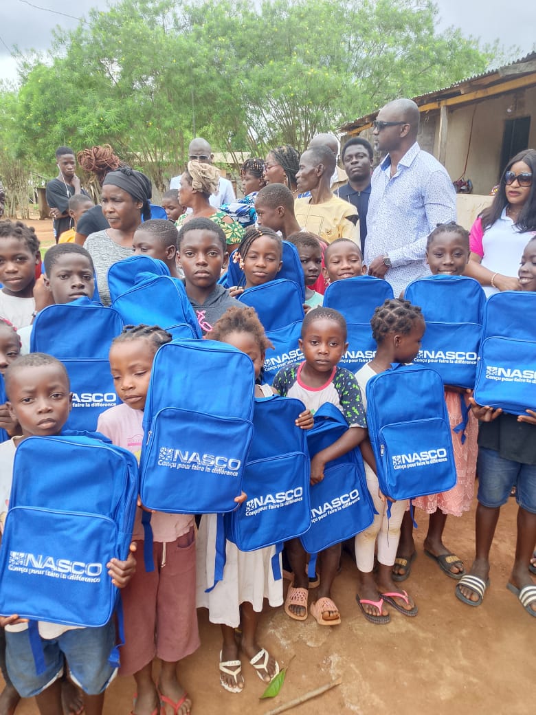 Enfants de Mimian II avec leurs cartables, entourés des parents et de Gnolou GUERO